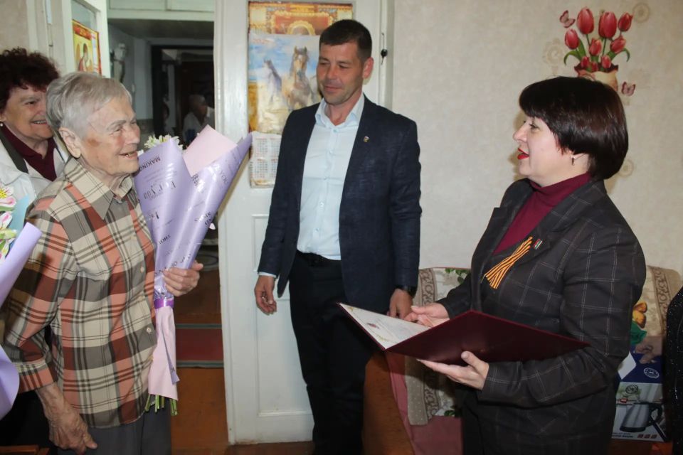Председатель Советского районного совета Виктория Грицай совместно с председателем Советского сельского совета Максимом Кошевым, председателем районного Совета ветеранов Любовью Крюковской, председателем первичной... Председатель Советского районного совета Виктория Грицай совместно с председателем Советского сельского совета Максимом Кошевым, председателем районного Совета ветеранов Любовью Крюковской, председателем первичной...