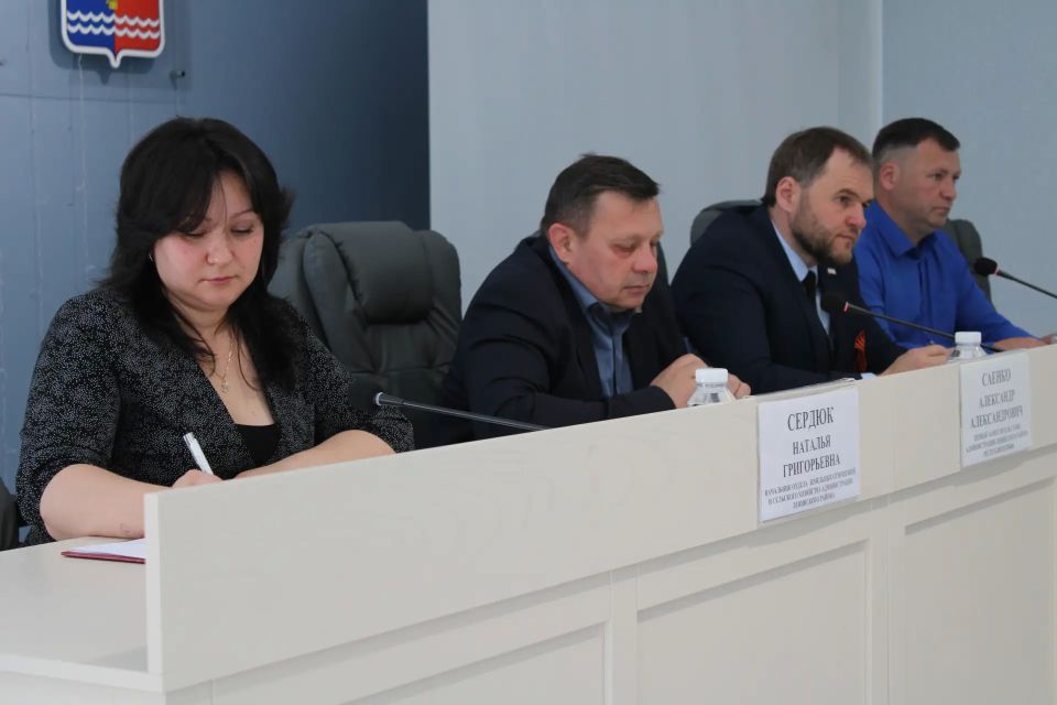 В зале заседаний Администрации района состоялось важное рабочее совещание, посвящённое подготовке к уборке сельскохозяйственных культур урожая 2026 года В зале заседаний Администрации района состоялось важное рабочее совещание, посвящённое подготовке к уборке сельскохозяйственных культур урожая 2026 года