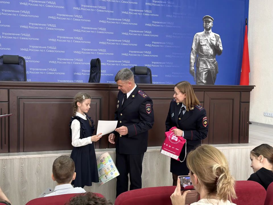Начальник Управления Госавтоинспекции УМВД России по г.Севастополю Юрий Бондарчук наградил победителей конкурса рисунков «Служба в Госавтоинспекции глазами детей» Начальник Управления Госавтоинспекции УМВД России по г.Севастополю Юрий Бондарчук наградил победителей конкурса рисунков «Служба в Госавтоинспекции глазами детей»