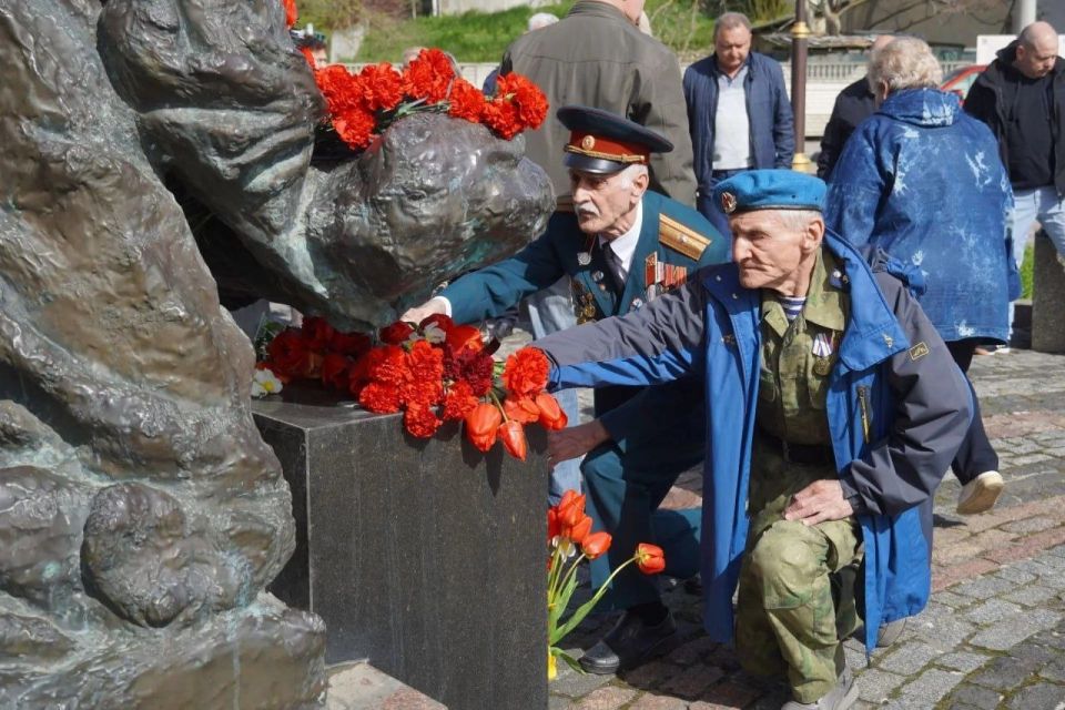 В канун 40-й годовщины аварии на Чернобыльской АЭС в Керчи прошло возложение цветов к мемориалу в память о жертвах одной из страшнейших техногенных катастроф 20 века В канун 40-й годовщины аварии на Чернобыльской АЭС в Керчи прошло возложение цветов к мемориалу в память о жертвах одной из страшнейших техногенных катастроф 20 века