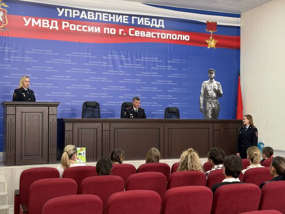 Начальник Управления Госавтоинспекции УМВД России по г.Севастополю Юрий Бондарчук наградил победителей конкурса рисунков «Служба в Госавтоинспекции глазами детей» Начальник Управления Госавтоинспекции УМВД России по г.Севастополю Юрий Бондарчук наградил победителей конкурса рисунков «Служба в Госавтоинспекции глазами детей»