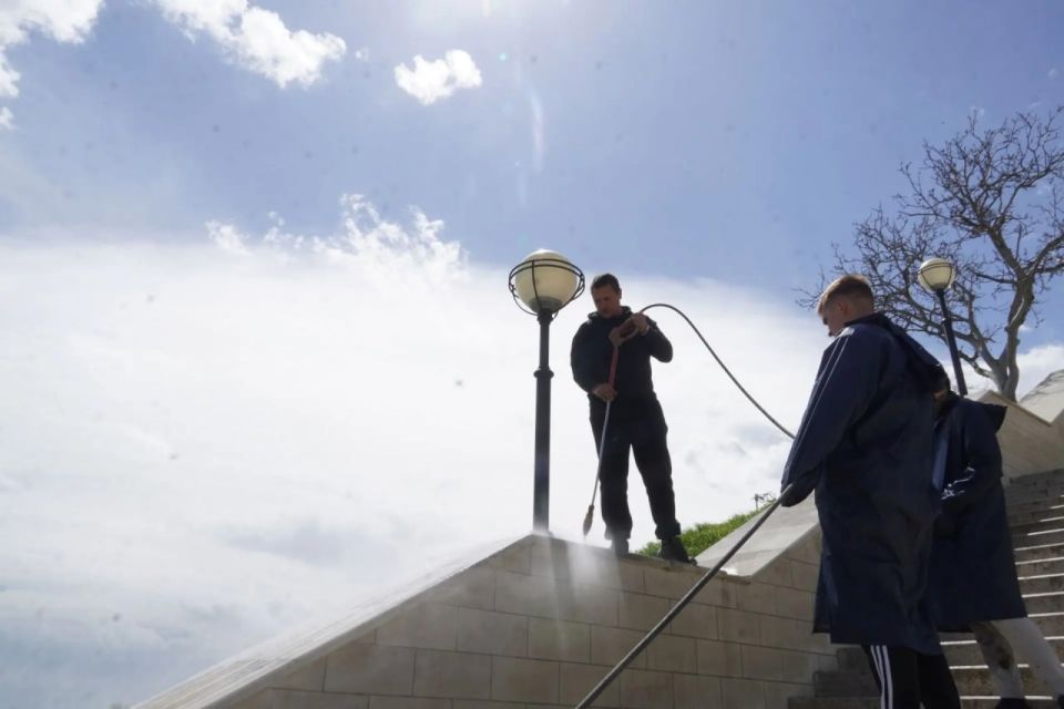 В Керчи приступили к сезонным работам по очистке Большой и Малой Митридатских лестниц В Керчи приступили к сезонным работам по очистке Большой и Малой Митридатских лестниц