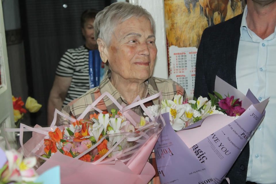 Председатель Советского районного совета Виктория Грицай совместно с председателем Советского сельского совета Максимом Кошевым, председателем районного Совета ветеранов Любовью Крюковской, председателем первичной... Председатель Советского районного совета Виктория Грицай совместно с председателем Советского сельского совета Максимом Кошевым, председателем районного Совета ветеранов Любовью Крюковской, председателем первичной...