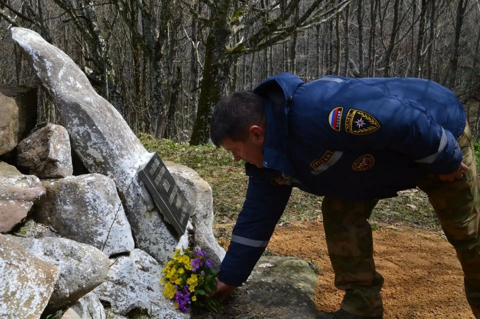 Сотрудники Белогорского аварийно-спасательного отряда привели в порядок место боев партизан на горе Караголь Сотрудники Белогорского аварийно-спасательного отряда привели в порядок место боев партизан на горе Караголь
