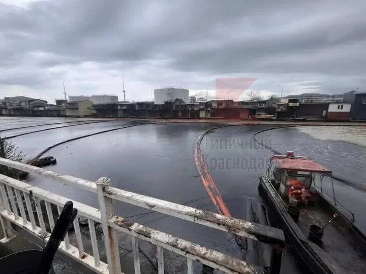 Ликвидация разлива нефтепродуктов на побережье Черного моря в Туапсе и на одноименной реке
