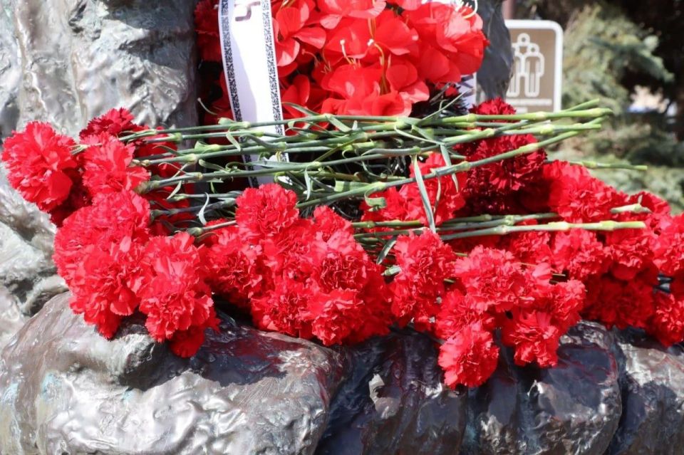 В канун 40-й годовщины аварии на Чернобыльской АЭС в Керчи прошло возложение цветов к мемориалу в память о жертвах одной из страшнейших техногенных катастроф 20 века В канун 40-й годовщины аварии на Чернобыльской АЭС в Керчи прошло возложение цветов к мемориалу в память о жертвах одной из страшнейших техногенных катастроф 20 века