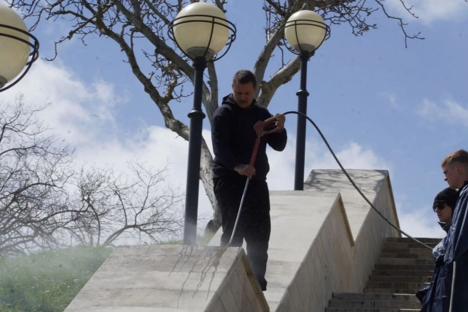 В Керчи приступили к сезонным работам по очистке Большой и Малой Митридатских лестниц В Керчи приступили к сезонным работам по очистке Большой и Малой Митридатских лестниц