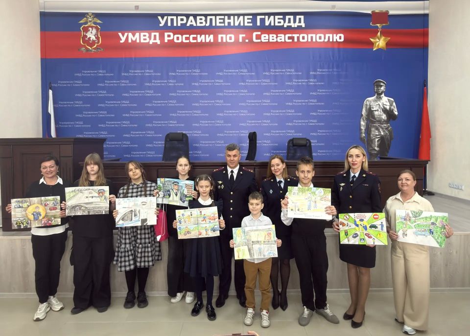Начальник Управления Госавтоинспекции УМВД России по г.Севастополю Юрий Бондарчук наградил победителей конкурса рисунков «Служба в Госавтоинспекции глазами детей» Начальник Управления Госавтоинспекции УМВД России по г.Севастополю Юрий Бондарчук наградил победителей конкурса рисунков «Служба в Госавтоинспекции глазами детей»
