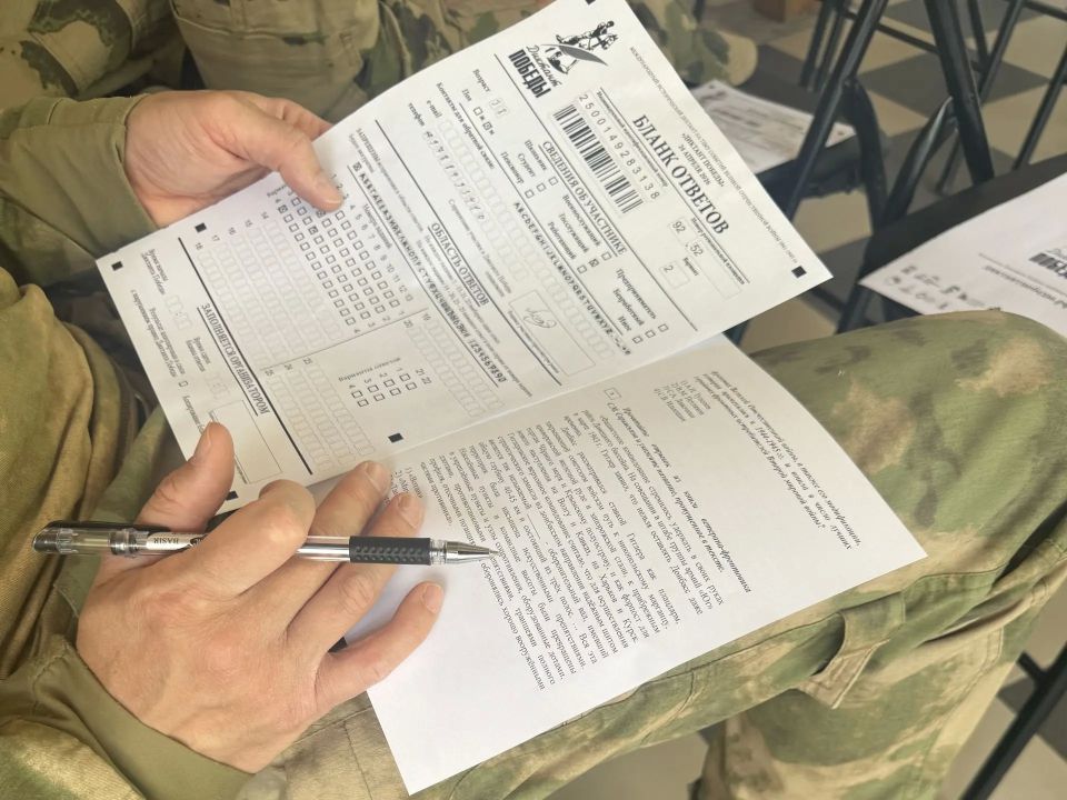 В Крыму росгвардейцы приняли участие в «Диктанте Победы» В Крыму росгвардейцы приняли участие в «Диктанте Победы»
