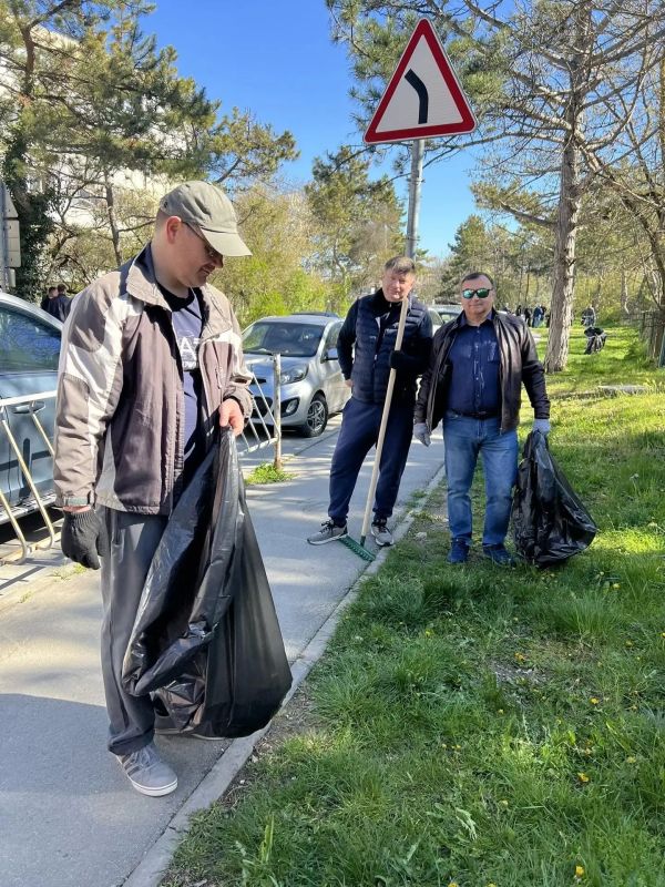 Сотрудники МинЖКХ и подведомственных предприятий приняли участие во Всероссийском субботнике Сотрудники МинЖКХ и подведомственных предприятий приняли участие во Всероссийском субботнике