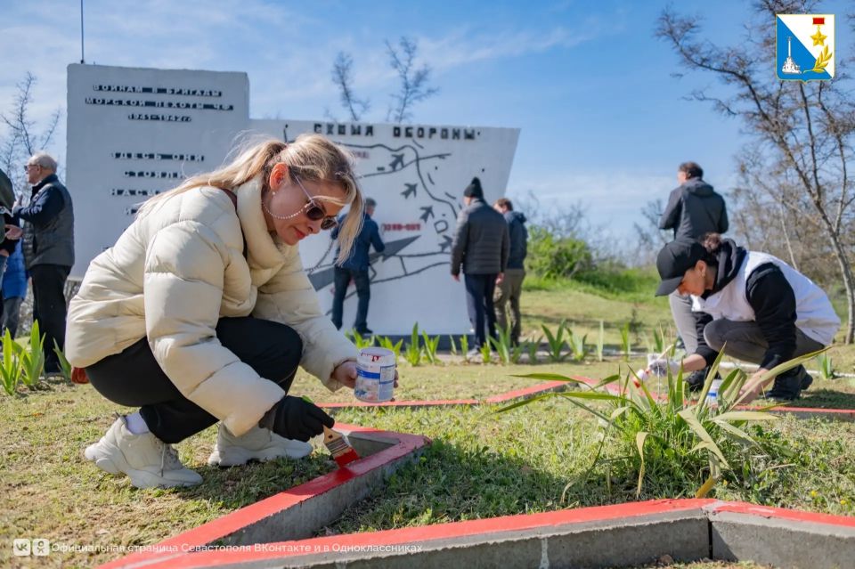 Сотрудники Управления спорта привели в порядок памятник воинам 8-й бригады морской пехоты в Верхнесадовом
