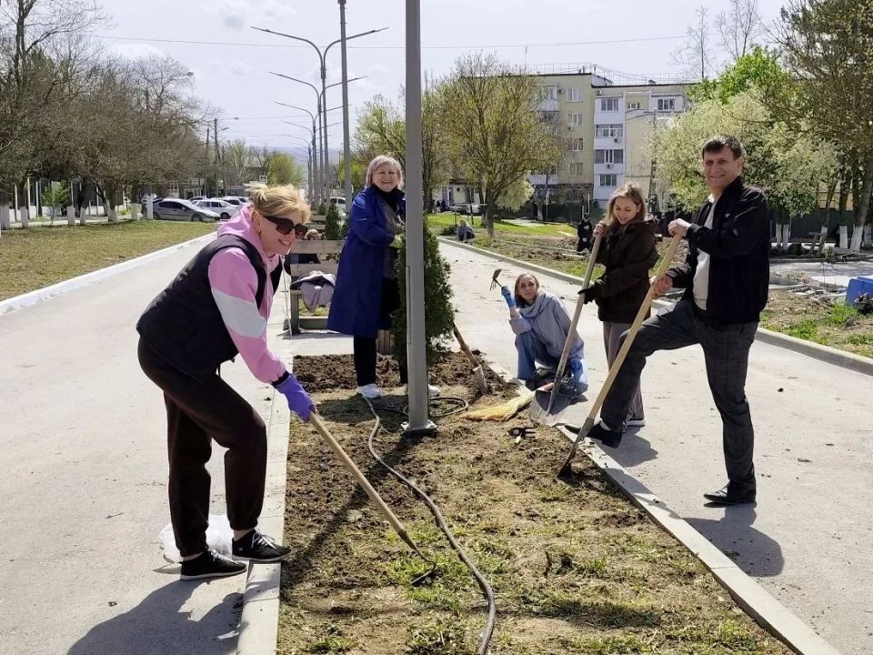 Сотрудники органов местного самоуправления: районного совета, администрации района, контрольно-счетной палаты и подведомственных учреждений приняли участие во Всероссийском субботнике Сотрудники органов местного самоуправления: районного совета, администрации района, контрольно-счетной палаты и подведомственных учреждений приняли участие во Всероссийском субботнике