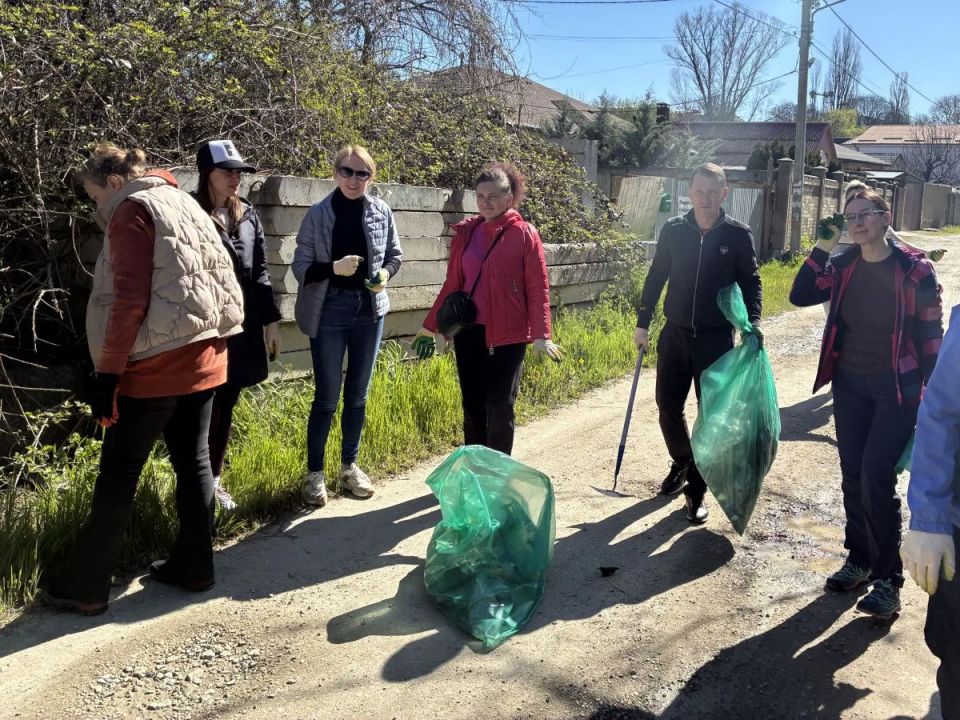 Коллектив Минфина Крыма принял участие во Всероссийском субботнике Коллектив Минфина Крыма принял участие во Всероссийском субботнике