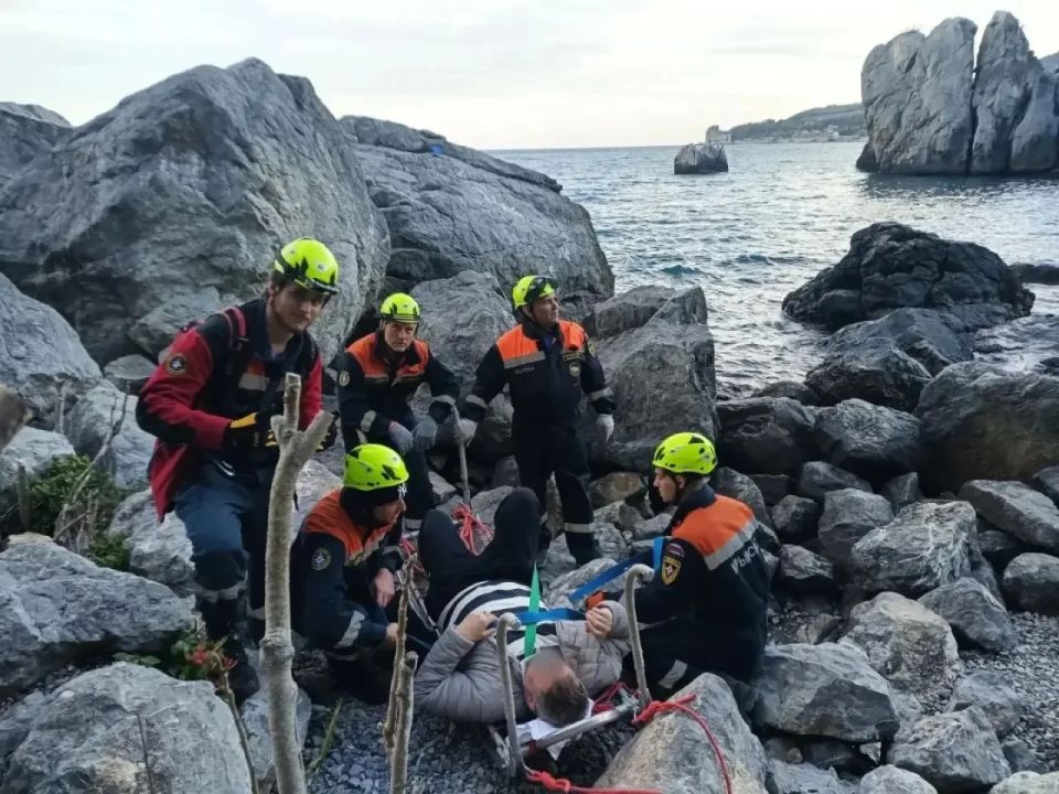 Спасатели "КРЫМ-СПАС" оказали помощь мужчине с травмой ноги в ГО Ялта