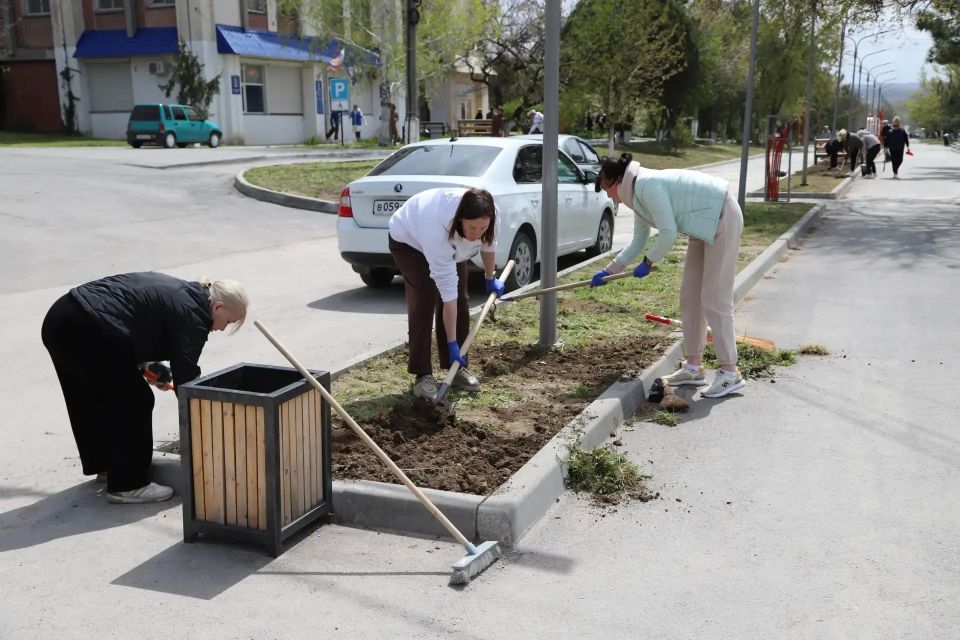 Сотрудники органов местного самоуправления: районного совета, администрации района, контрольно-счетной палаты и подведомственных учреждений приняли участие во Всероссийском субботнике Сотрудники органов местного самоуправления: районного совета, администрации района, контрольно-счетной палаты и подведомственных учреждений приняли участие во Всероссийском субботнике