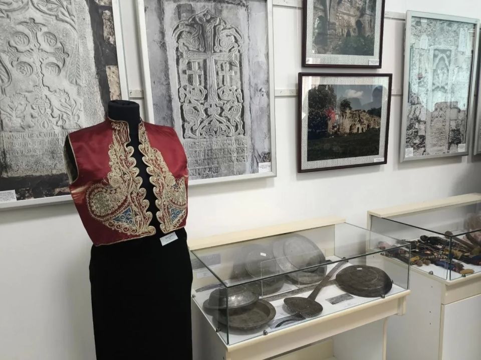 В Белогорском районном историко-краеведческом музее состоялось открытие выставки «Армяне Крыма» В Белогорском районном историко-краеведческом музее состоялось открытие выставки «Армяне Крыма»