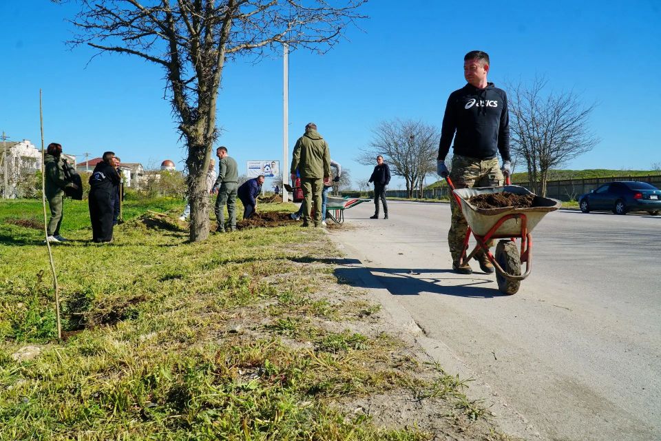 Евпатория присоединилась ко Всероссийскому субботнику Евпатория присоединилась ко Всероссийскому субботнику