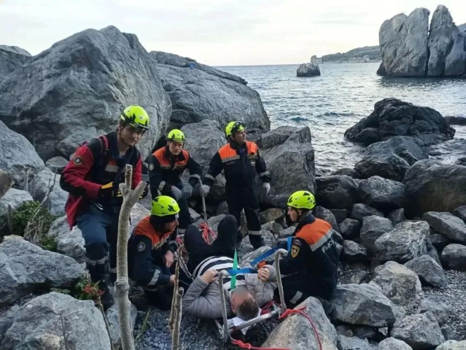 Спасатели помогли мужчине с травмой ноги в Гурзуфе