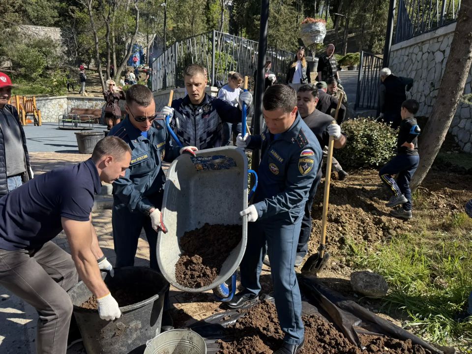Константин Шимановский: Высадка зелёных насаждений в парке «Приветный» в Гурзуфе! Участие в субботнике приняли неравнодушные местные жители, партактив «Единой России», представители МЧС и сотрудники Центра социального... Константин Шимановский: Высадка зелёных насаждений в парке «Приветный» в Гурзуфе! Участие в субботнике приняли неравнодушные местные жители, партактив «Единой России», представители МЧС и сотрудники Центра социального...