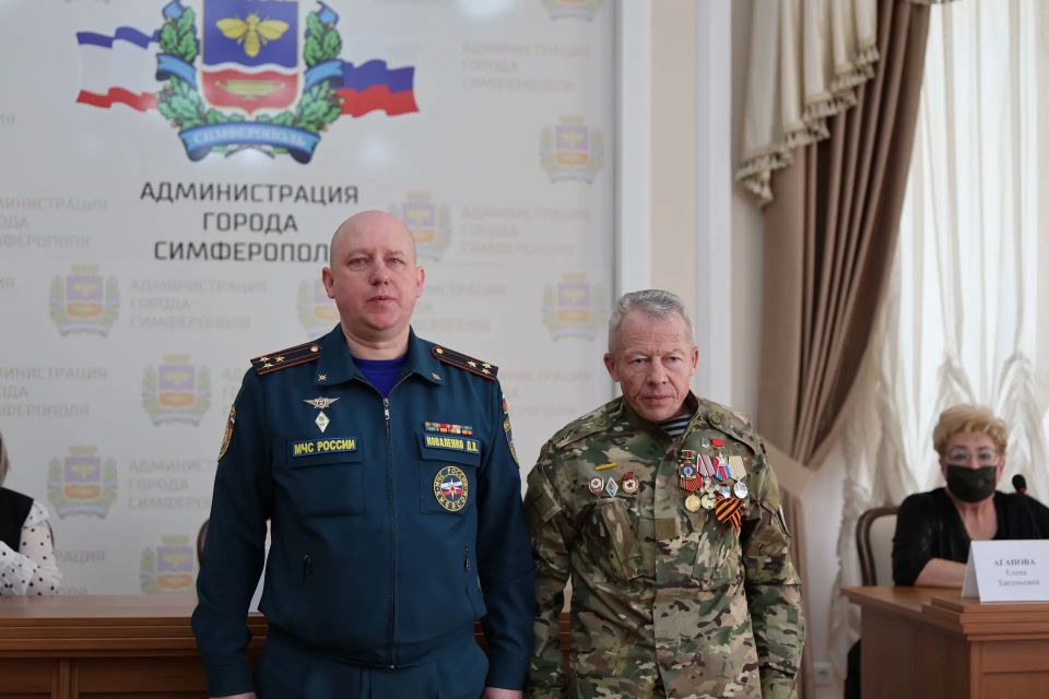 В Симферополе наградили ветеранов-чернобыльцев В Симферополе наградили ветеранов-чернобыльцев