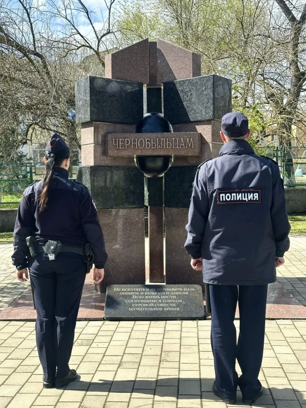 Полицейские Феодосии почтили память ликвидаторов трагедии, произошедшей 26 апреля 1986 года на Чернобыльской атомной электростанции Полицейские Феодосии почтили память ликвидаторов трагедии, произошедшей 26 апреля 1986 года на Чернобыльской атомной электростанции
