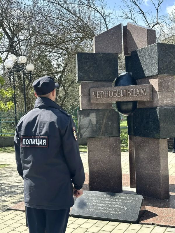 Полицейские Феодосии почтили память ликвидаторов трагедии, произошедшей 26 апреля 1986 года на Чернобыльской атомной электростанции Полицейские Феодосии почтили память ликвидаторов трагедии, произошедшей 26 апреля 1986 года на Чернобыльской атомной электростанции