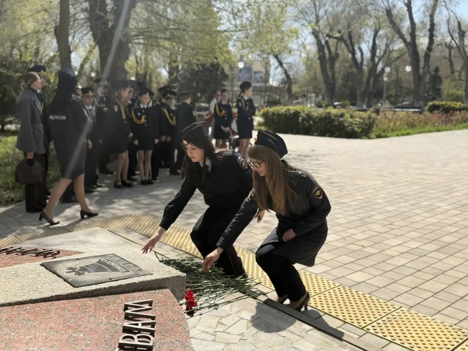 В Евпатории сотрудники полиции совместно с общественниками и кадетами почтили память погибших в чернобыльской трагедии В Евпатории сотрудники полиции совместно с общественниками и кадетами почтили память погибших в чернобыльской трагедии