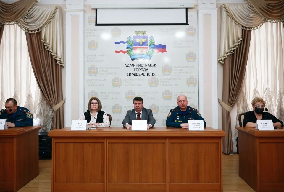 В Симферополе наградили ветеранов-чернобыльцев В Симферополе наградили ветеранов-чернобыльцев