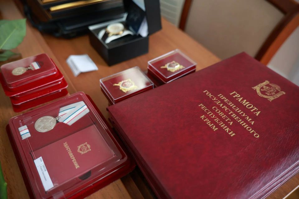 В Симферополе наградили ветеранов-чернобыльцев В Симферополе наградили ветеранов-чернобыльцев