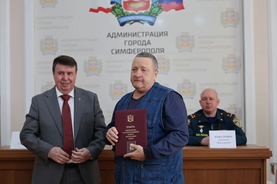 В Симферополе наградили ветеранов-чернобыльцев В Симферополе наградили ветеранов-чернобыльцев