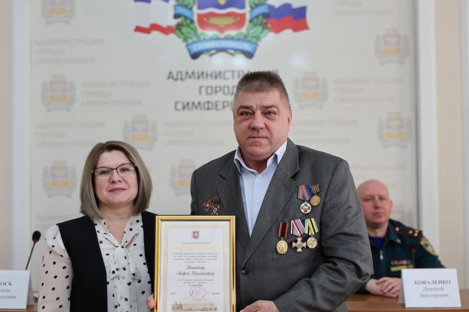 В Симферополе наградили ветеранов-чернобыльцев В Симферополе наградили ветеранов-чернобыльцев