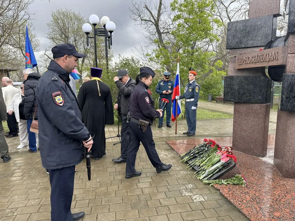Полицейские Феодосии почтили память ликвидаторов трагедии, произошедшей 26 апреля 1986 года на Чернобыльской атомной электростанции Полицейские Феодосии почтили память ликвидаторов трагедии, произошедшей 26 апреля 1986 года на Чернобыльской атомной электростанции