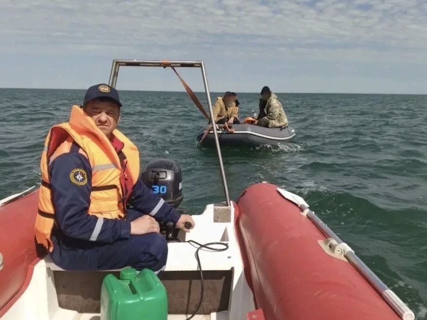В Ленинском районе трех рыбаков чуть не унесло в открытое море из-за поломки двигателя