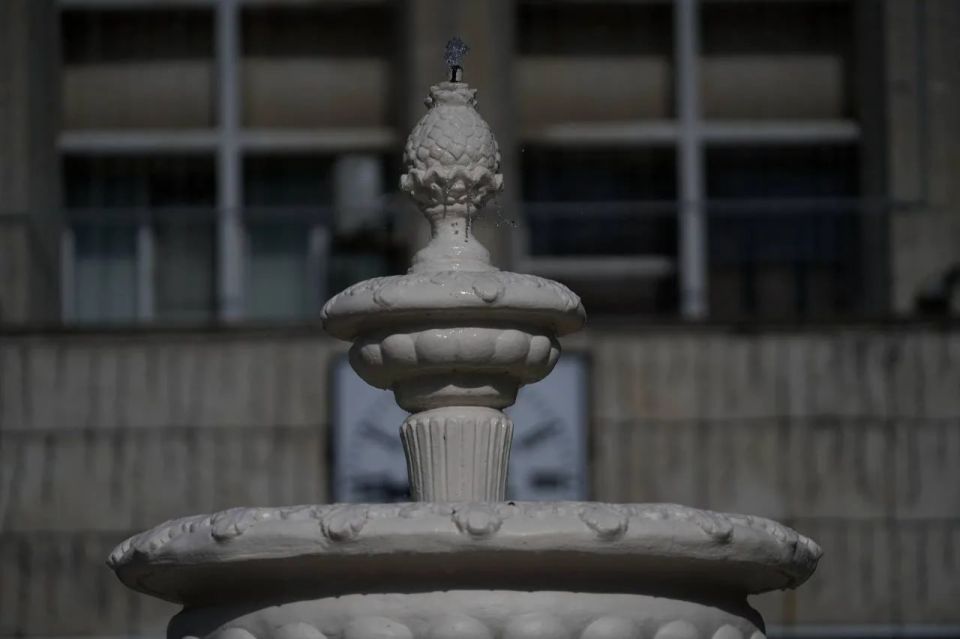 В Керчи фонтаны готовят к запуску после холодного периода В Керчи фонтаны готовят к запуску после холодного периода