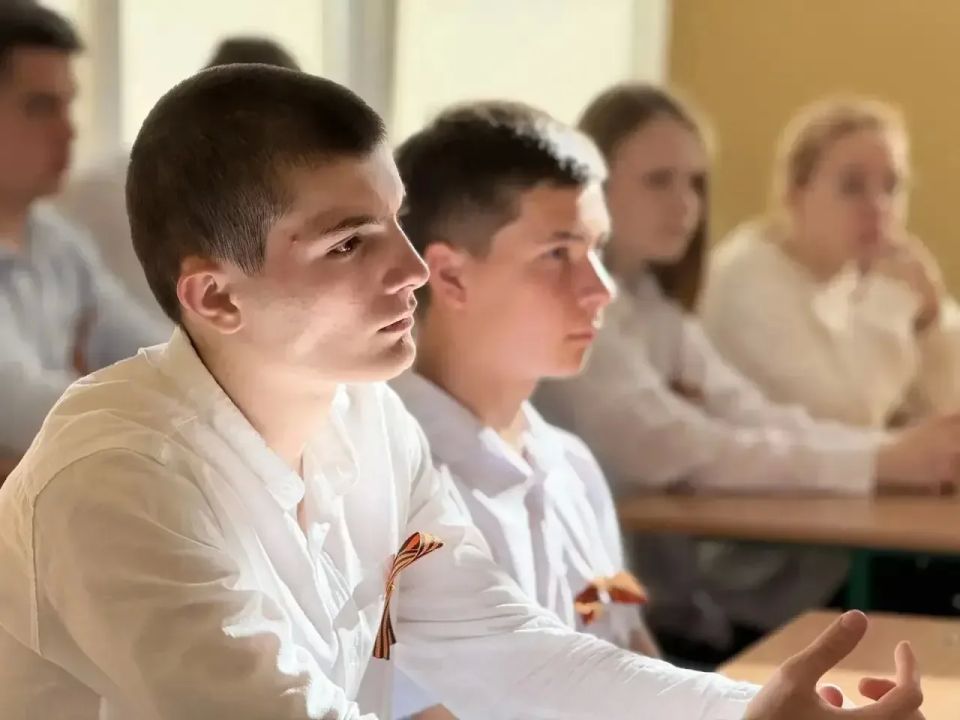 Александр Юрьев: Новую рабочую неделю я и мои заместители начали с общения с евпаторийскими школьниками в рамках занятия «Разговоры о важном» Александр Юрьев: Новую рабочую неделю я и мои заместители начали с общения с евпаторийскими школьниками в рамках занятия «Разговоры о важном»