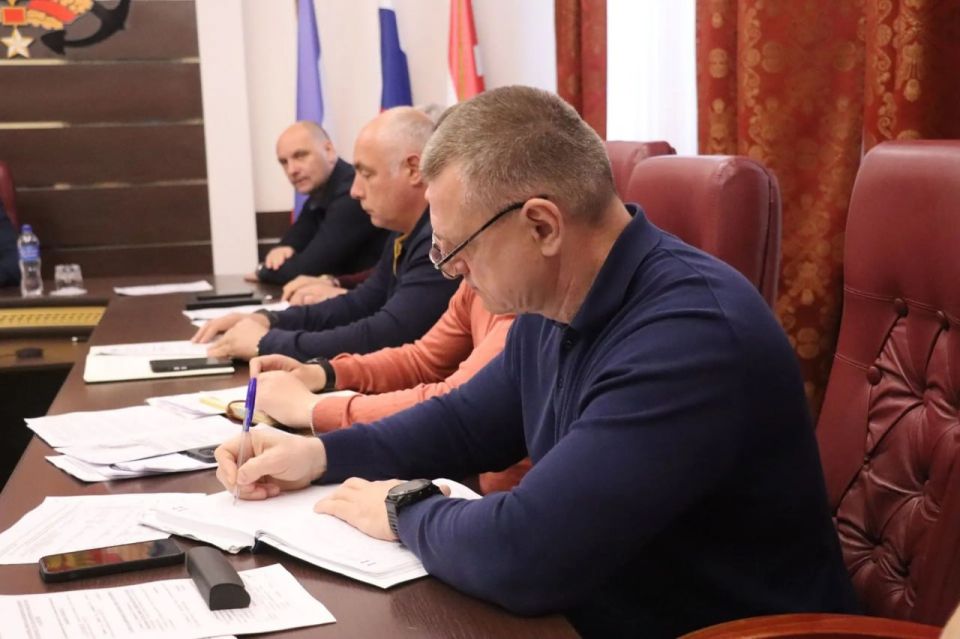 Под руководством главы администрации Керчи Олега Каторгина рабочая неделя началась с аппаратного совещания с заместителями и руководителями структурных подразделений администрации, где были заслушаны отчеты о выполнении... Под руководством главы администрации Керчи Олега Каторгина рабочая неделя началась с аппаратного совещания с заместителями и руководителями структурных подразделений администрации, где были заслушаны отчеты о выполнении...