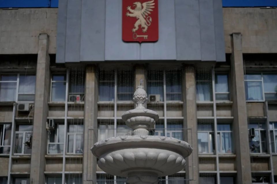 В Керчи фонтаны готовят к запуску после холодного периода В Керчи фонтаны готовят к запуску после холодного периода
