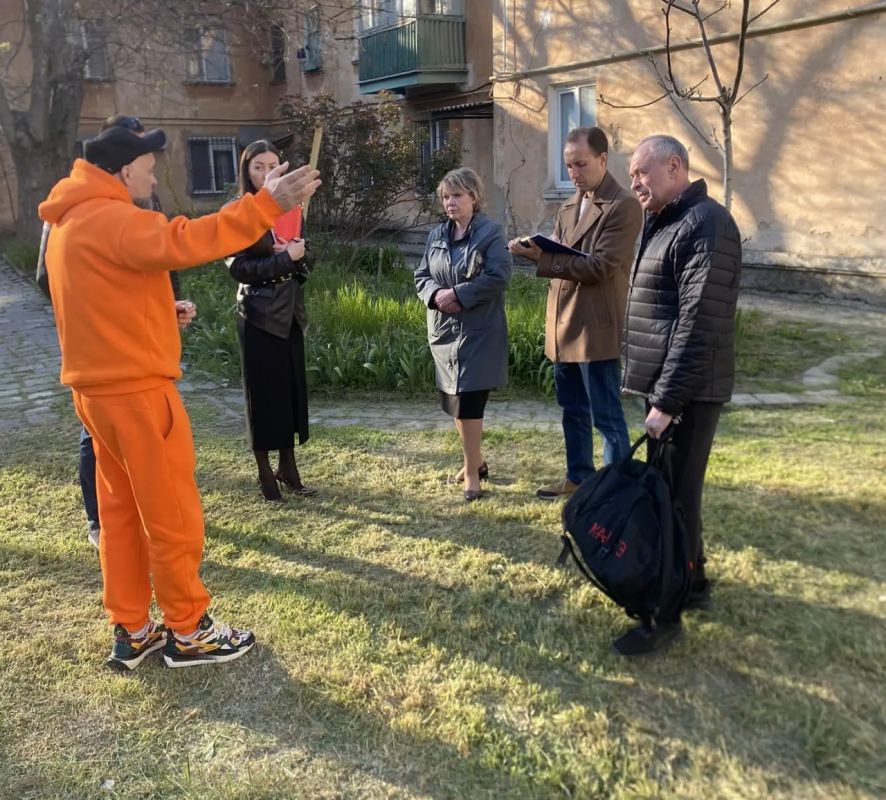 В Керчи заместители главы администрации регулярно проводят выездные встречи с жителями многоквартирных домов для обсуждения актуальных проблем В Керчи заместители главы администрации регулярно проводят выездные встречи с жителями многоквартирных домов для обсуждения актуальных проблем
