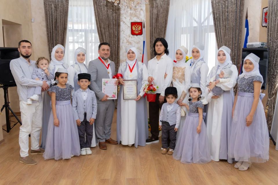 Бахчисарайский районный отдел ЗАГС провёл торжественное мероприятие, посвящённое «атласному» юбилею супружеской жизни семьи Ибрагимовых — Ридвана Мусановича и Лили Сеитаметовны, отметивших 24 года совместного пути Бахчисарайский районный отдел ЗАГС провёл торжественное мероприятие, посвящённое «атласному» юбилею супружеской жизни семьи Ибрагимовых — Ридвана Мусановича и Лили Сеитаметовны, отметивших 24 года совместного пути