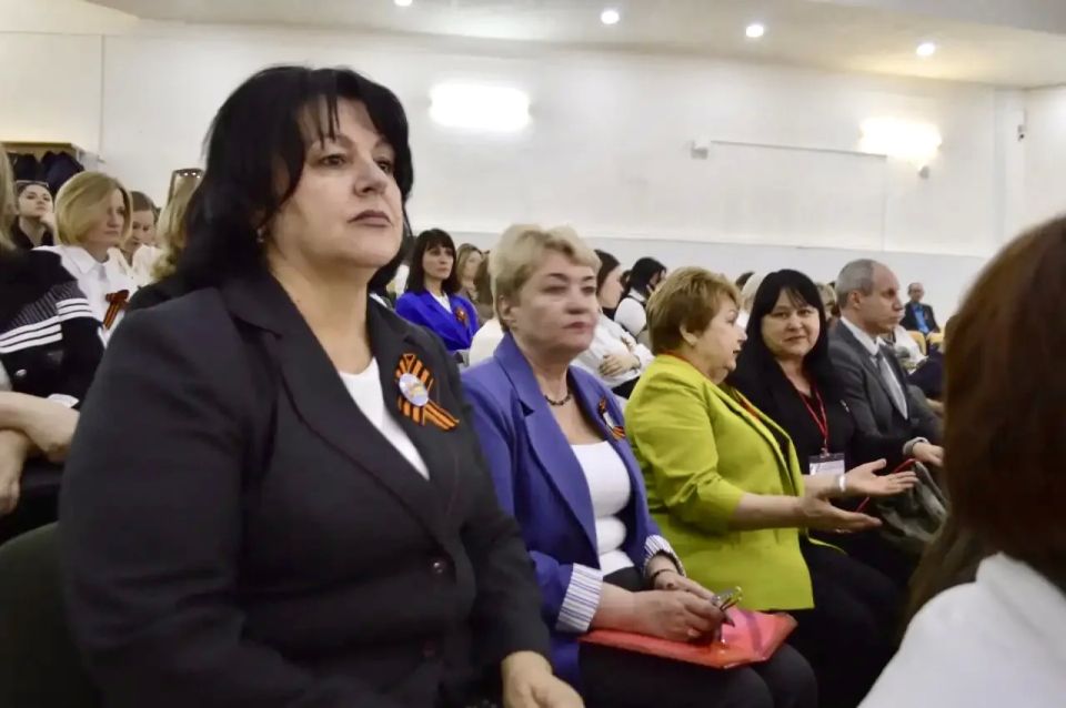 Сегодня в Симферопольской академической гимназии состоялось официальное открытие престижного профессионального конкурса «Учитель года России» Сегодня в Симферопольской академической гимназии состоялось официальное открытие престижного профессионального конкурса «Учитель года России»