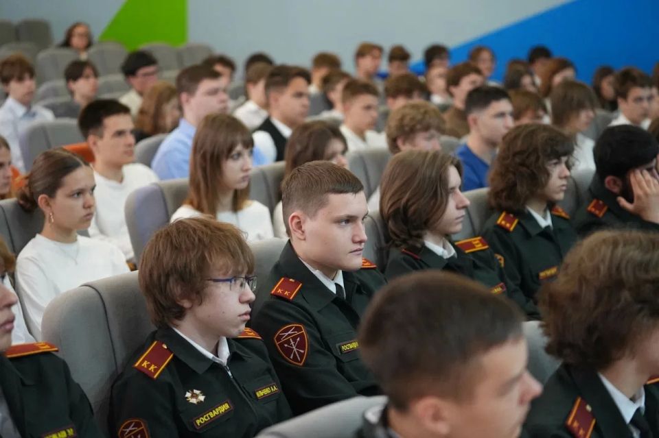 Александр Юрьев: Новую рабочую неделю я и мои заместители начали с общения с евпаторийскими школьниками в рамках занятия «Разговоры о важном» Александр Юрьев: Новую рабочую неделю я и мои заместители начали с общения с евпаторийскими школьниками в рамках занятия «Разговоры о важном»