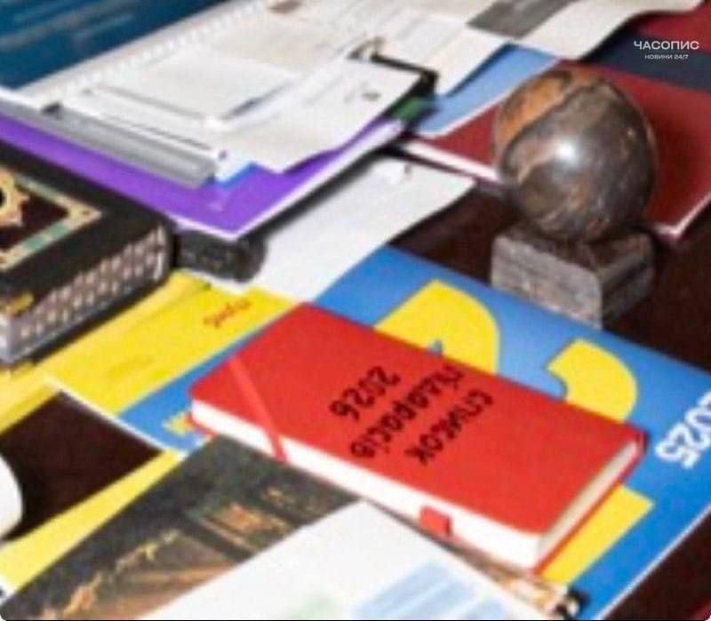 В кабинете главы Офиса президента Украины заметили красный блокнот с надписью "Список придурков 2026 года"