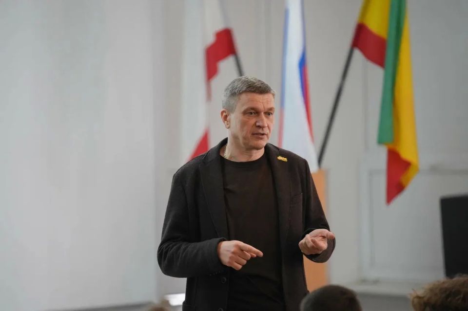 Александр Юрьев: Новую рабочую неделю я и мои заместители начали с общения с евпаторийскими школьниками в рамках занятия «Разговоры о важном» Александр Юрьев: Новую рабочую неделю я и мои заместители начали с общения с евпаторийскими школьниками в рамках занятия «Разговоры о важном»