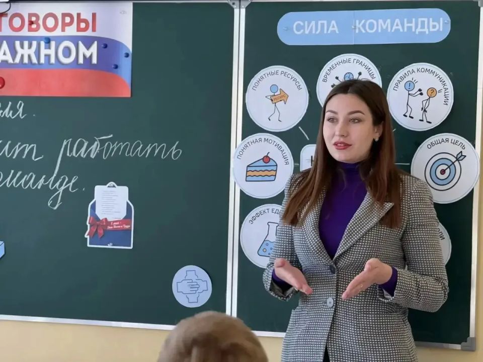 Александр Юрьев: Новую рабочую неделю я и мои заместители начали с общения с евпаторийскими школьниками в рамках занятия «Разговоры о важном» Александр Юрьев: Новую рабочую неделю я и мои заместители начали с общения с евпаторийскими школьниками в рамках занятия «Разговоры о важном»