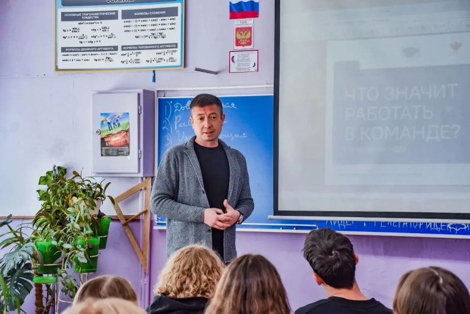 Александр Юрьев: Новую рабочую неделю я и мои заместители начали с общения с евпаторийскими школьниками в рамках занятия «Разговоры о важном» Александр Юрьев: Новую рабочую неделю я и мои заместители начали с общения с евпаторийскими школьниками в рамках занятия «Разговоры о важном»