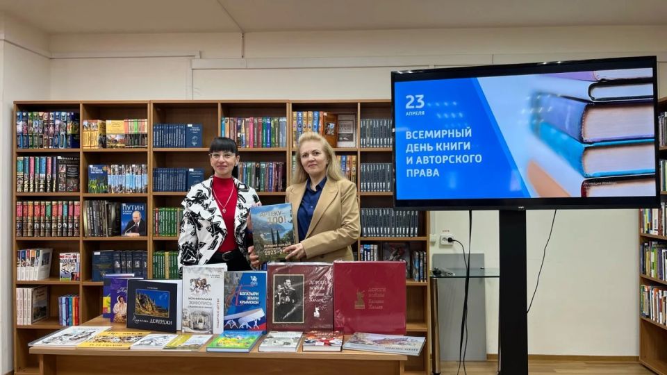 Искренне благодарим представителей Министерства внутренней политики, информации и связи Республики Крым за щедрый дар Центральной библиотеке Крыма!