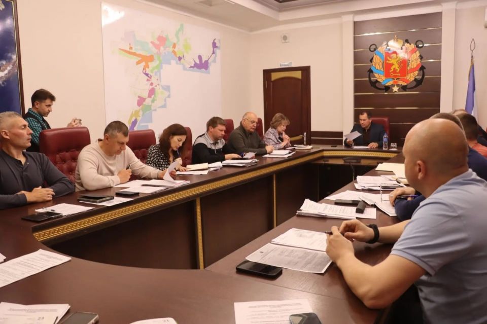 Под руководством главы администрации Керчи Олега Каторгина рабочая неделя началась с аппаратного совещания с заместителями и руководителями структурных подразделений администрации, где были заслушаны отчеты о выполнении... Под руководством главы администрации Керчи Олега Каторгина рабочая неделя началась с аппаратного совещания с заместителями и руководителями структурных подразделений администрации, где были заслушаны отчеты о выполнении...