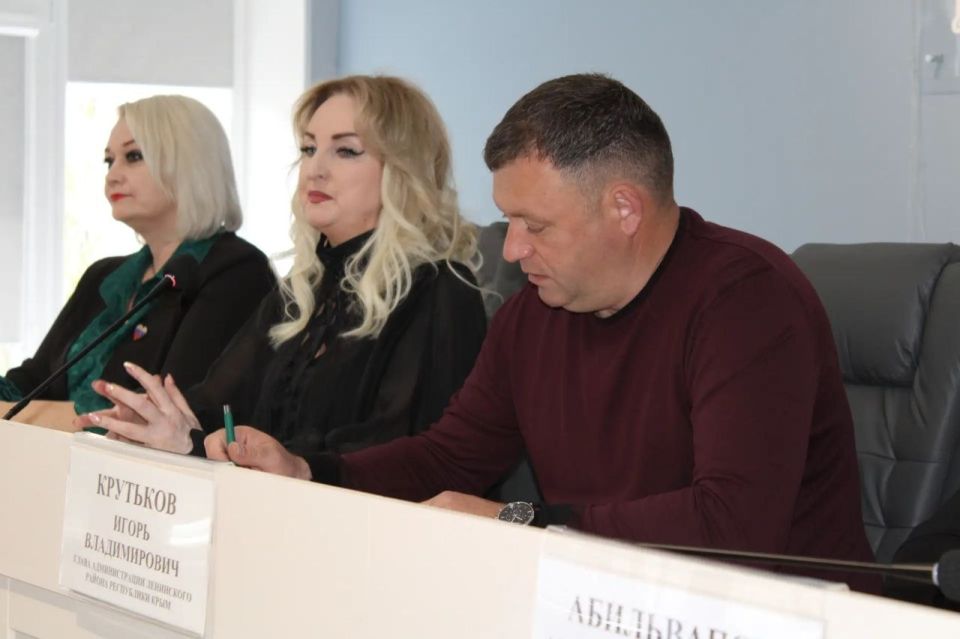 Игорь Крутьков: На еженедельном аппаратном совещании с главами поселений и руководителями ресурсоснабжающих организаций обсудили ряд актуальных вопросов