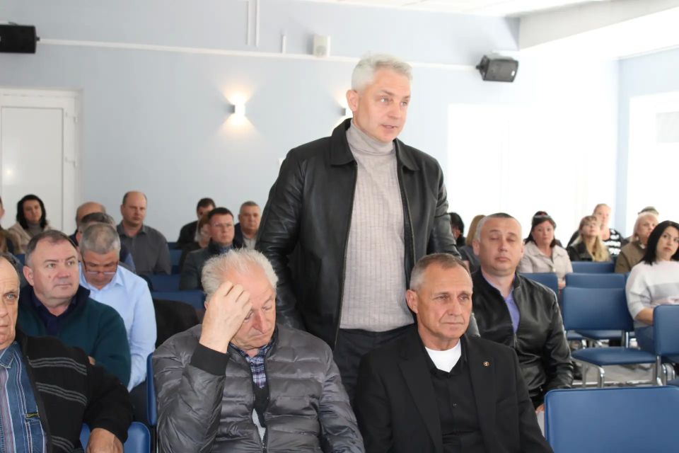 Глава Администрации района Игорь Крутьков провёл еженедельное аппаратное совещание совместно с председателем районного совета Викторией Заботиной и заместителями главы Еленой Рудюк и Аметом Абильваповым Глава Администрации района Игорь Крутьков провёл еженедельное аппаратное совещание совместно с председателем районного совета Викторией Заботиной и заместителями главы Еленой Рудюк и Аметом Абильваповым