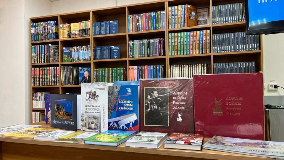 Искренне благодарим представителей Министерства внутренней политики, информации и связи Республики Крым за щедрый дар Центральной библиотеке Крыма! Искренне благодарим представителей Министерства внутренней политики, информации и связи Республики Крым за щедрый дар Центральной библиотеке Крыма!